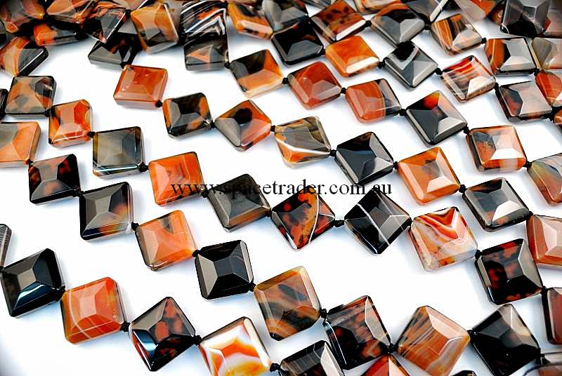 Agate - 22x22x26mm Faceted Diagonal Square Dream Banded Agate in 13 Pcs a Strand