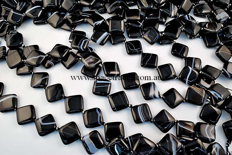 Agate - 18x18x21mm Diagonal Square Black Banded Agate in 17 Pcs a Strand