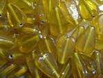 glass - 1813-012 - 15 x 10mm leaf - trans yellow x 1 KG