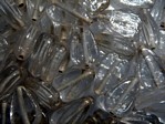 glass - 1813-023 - 15 x 10mm leaf - trans clear x 1 KG